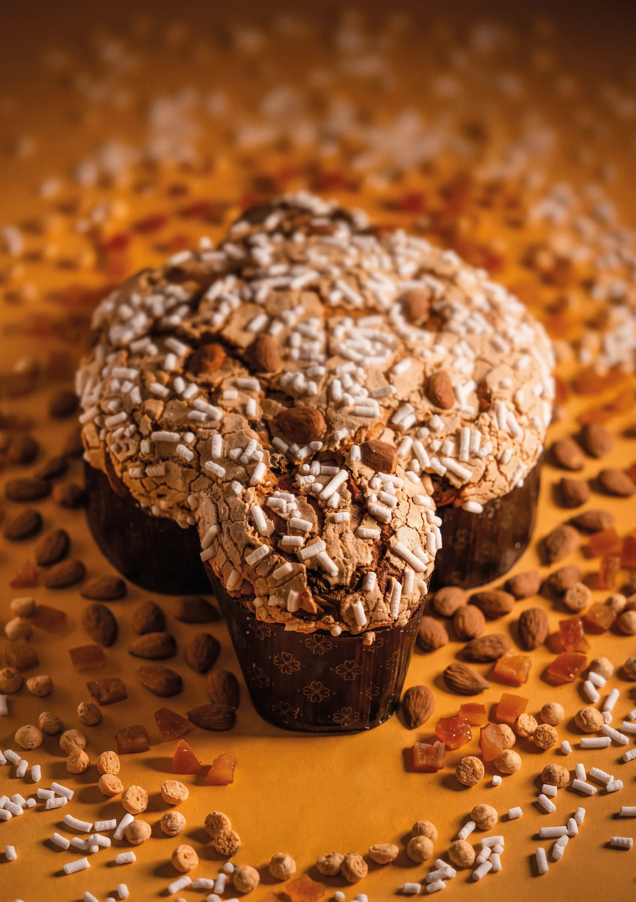 Colomba Scarpato con glassa, mandorle e granella di zucchero su fondo arancione