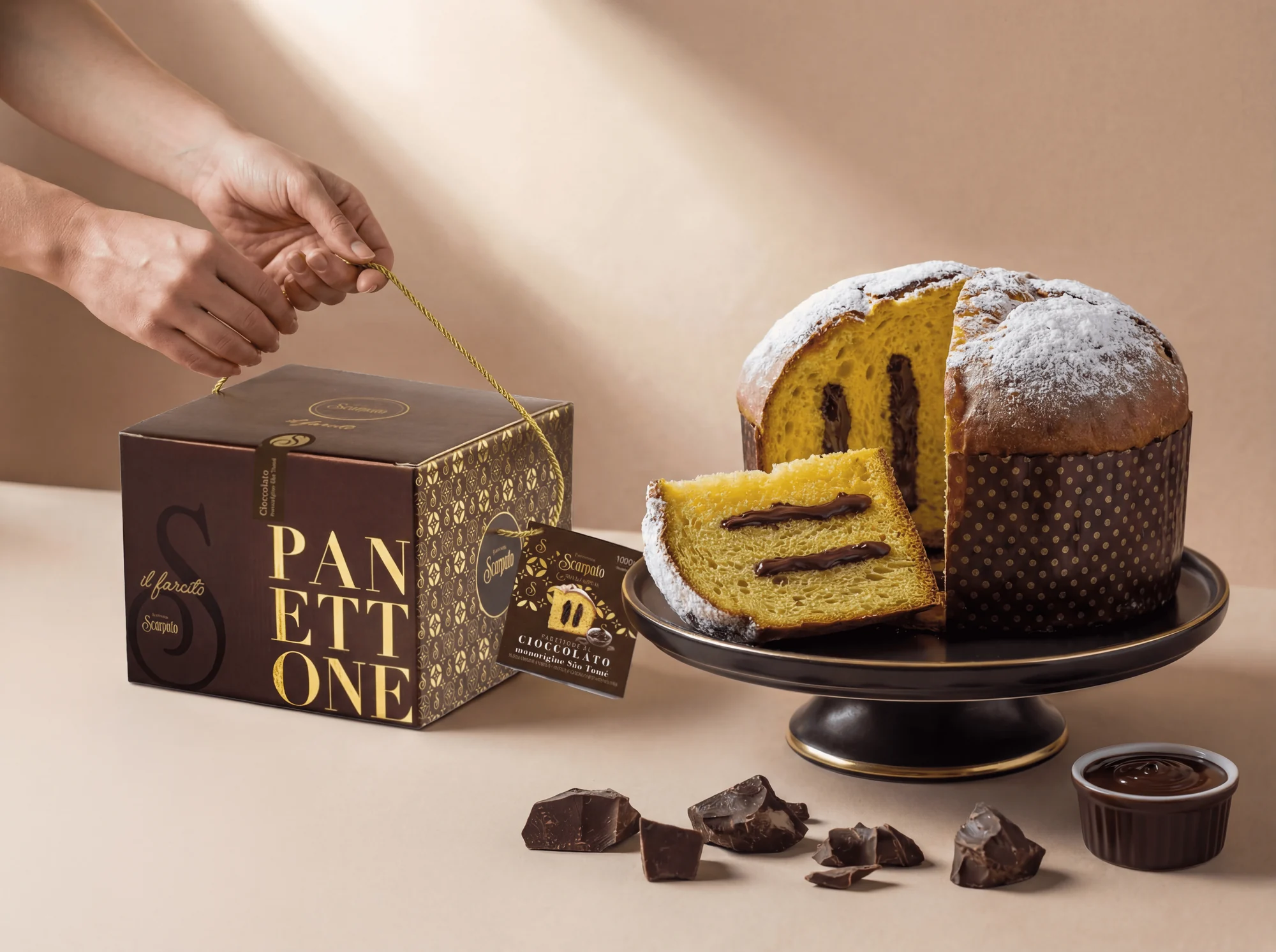 Panettone al cioccolato tagliato con confezione Scarpato