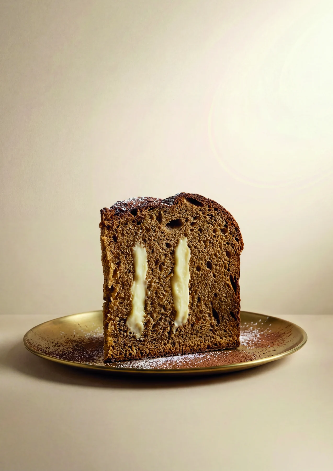 Fetta di Panettone Tiramisù Scarpato con crema e cacao
