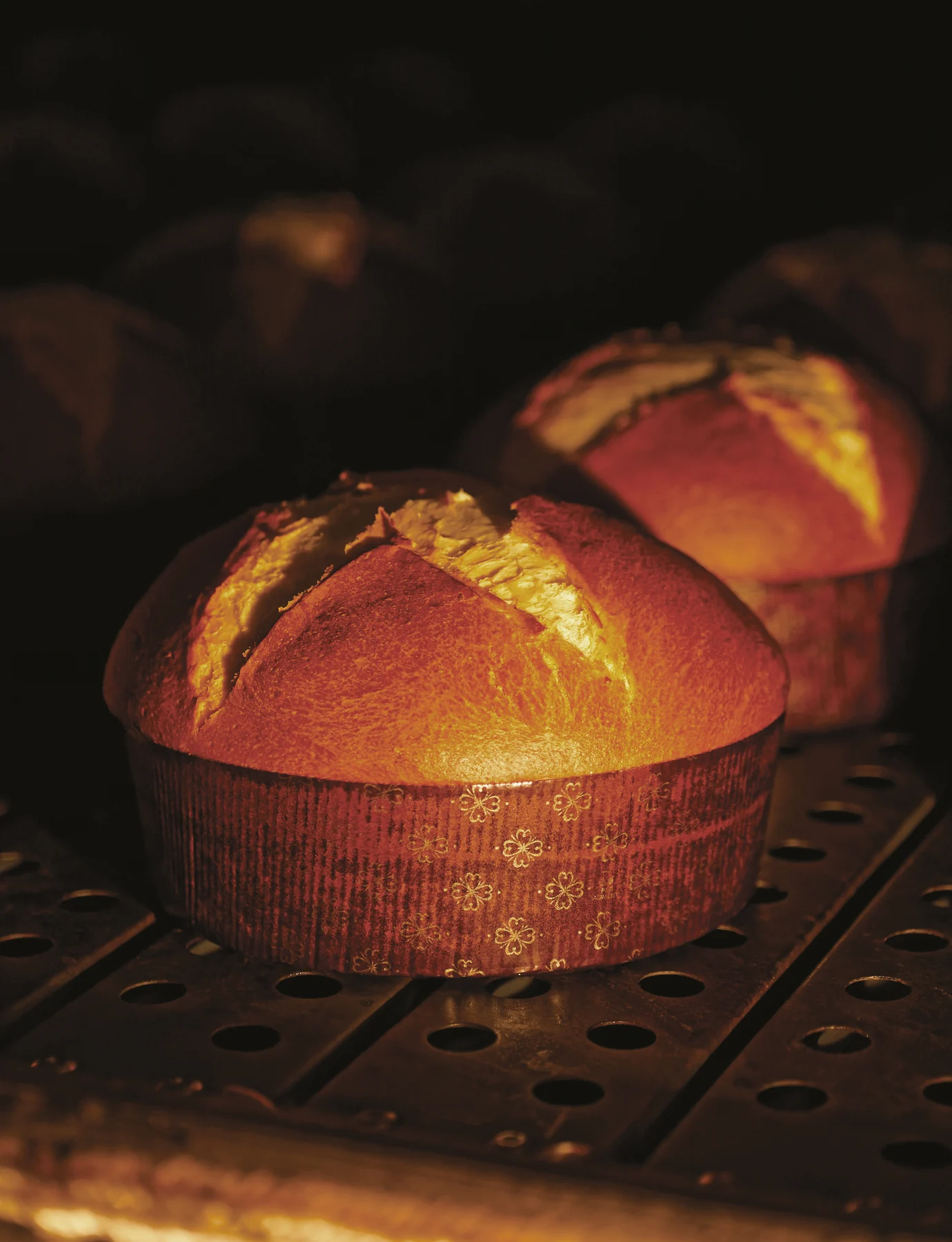 Panettoni nei pirottini durante la cottura in forno