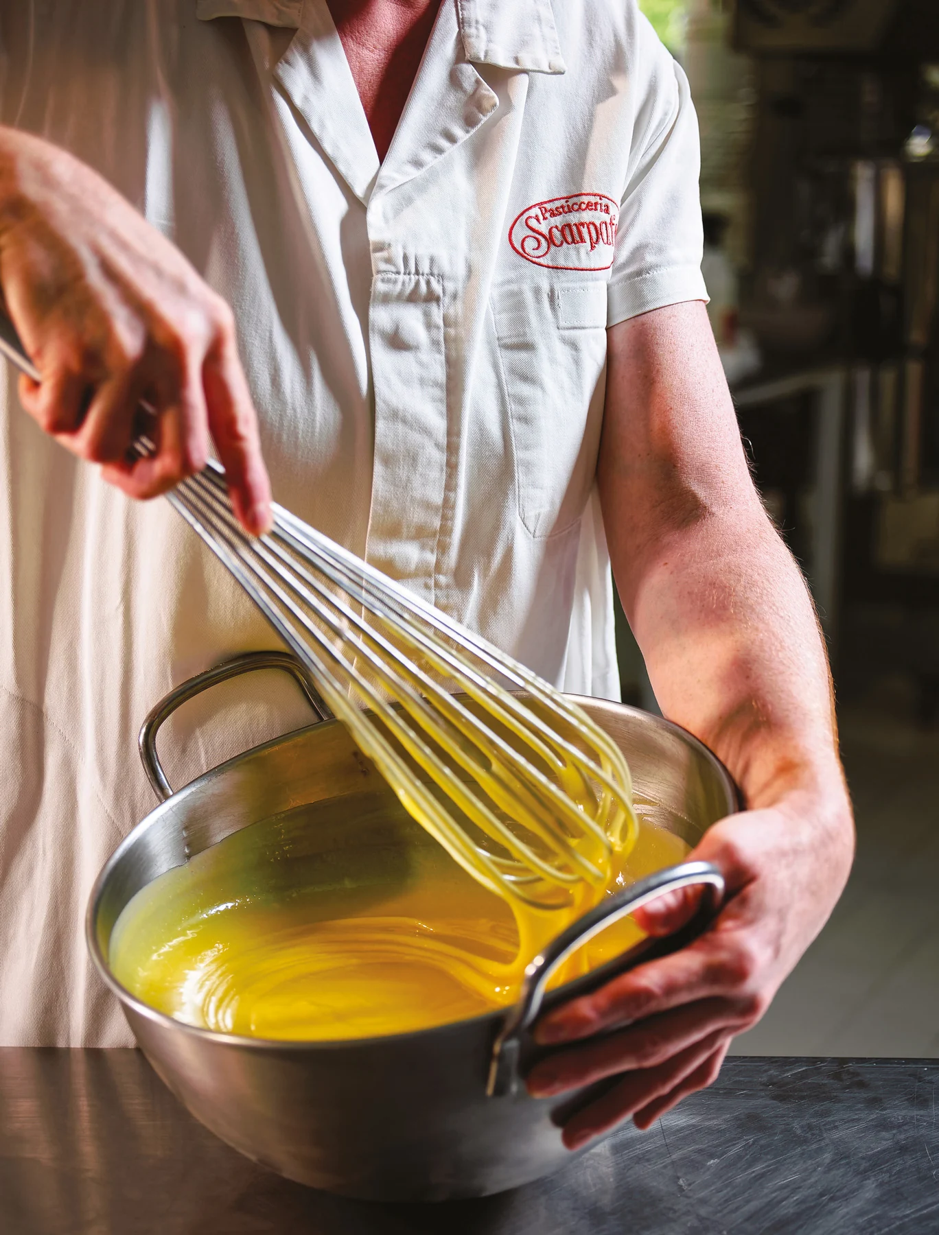 Pasticcere Scarpato prepara una crema con la frusta